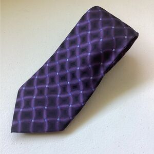 Van Huesen men’s tie.  Beautiful purple pattern.  100% silk, like new, classic